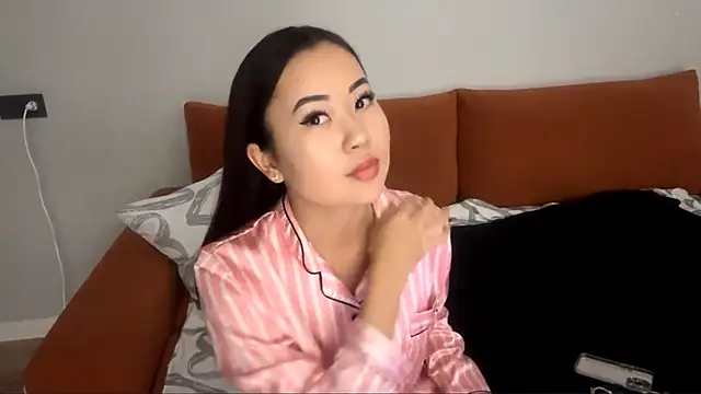 Snapshot of Ur_neighbor_Kira chatting on 6, 11, 2025 Ur neighbor Kira online show from 6, 11, 2025