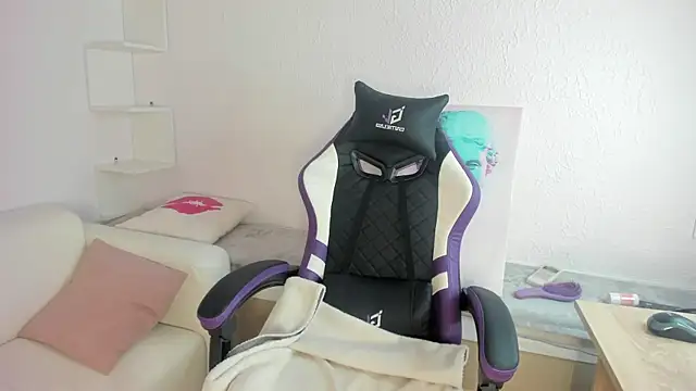 Snapshot of Ella_starrr__ chatting on 9, 4, 2026 Ella starrr online show from 9, 4, 2026