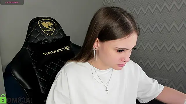 Snapshot of KarinaBroks chatting on 20, 10, 2025 KarinaBroks online show from 20, 10, 2025