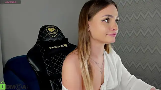 Snapshot of KarinaBroks chatting on 3, 11, 2025 KarinaBroks online show from 3, 11, 2025