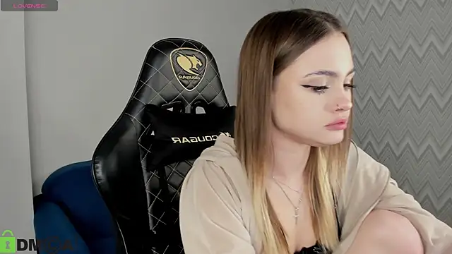 Snapshot of KarinaBroks chatting on 13, 11, 2025 KarinaBroks online show from 13, 11, 2025