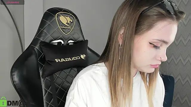 Snapshot of KarinaBroks chatting on 21, 11, 2025 KarinaBroks online show from 21, 11, 2025