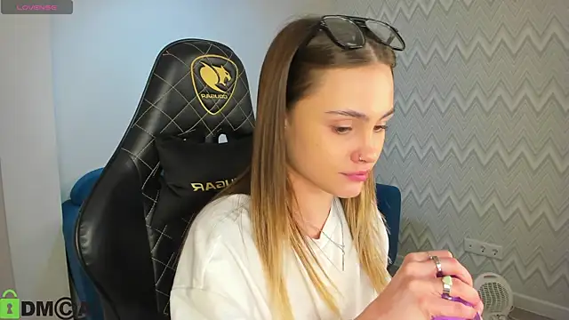 Snapshot of KarinaBroks chatting on 25, 11, 2025 KarinaBroks online show from 25, 11, 2025