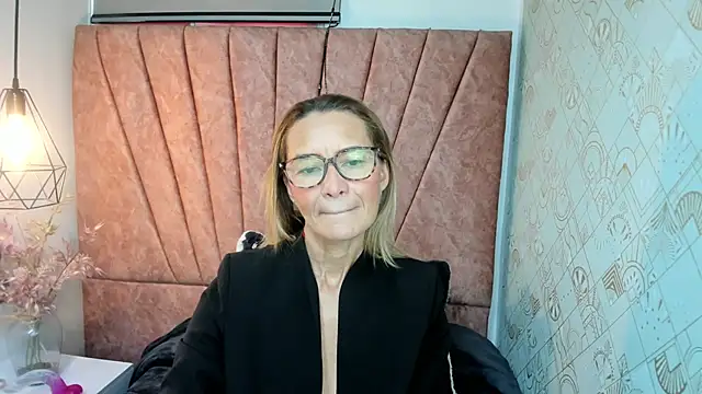 Snapshot of Issa_Milf__ chatting on 17, 11, 2025 Issa Milf online show from 17, 11, 2025