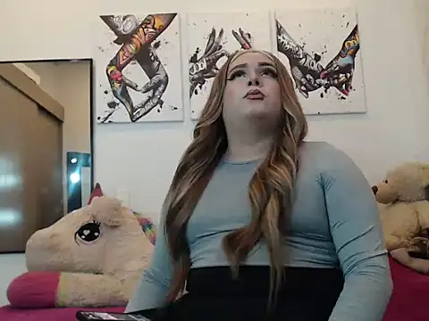 Snapshot of Redvelvett22 chatting on 8, 10, 2025 Redvelvett22 online show from 8, 10, 2025