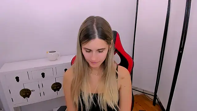 Snapshot of CatrinAmore chatting on 12, 10, 2025 CatrinAmore online show from 12, 10, 2025