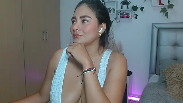 Snapshot of mia_star_2 chatting on 15, 4, 2026 mia star 2 online show from 15, 4, 2026