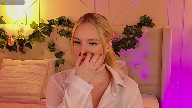 Snapshot of EllyLinn chatting on 24, 2, 2026 EllyLinn online show from 24, 2, 2026