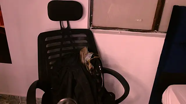 Snapshot of ChloePetite_0 chatting on 8, 11, 2025 ChloePetite 0 online show from 8, 11, 2025