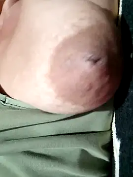 Hotmommax online show from 2, 11, 2025