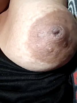 Snapshot of Hotmommax chatting on 5, 4, 2026 Hotmommax online show from 5, 4, 2026