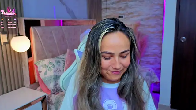 Snapshot of lila_cute1 chatting on 16, 11, 2025 lila cute1 online show from 16, 11, 2025