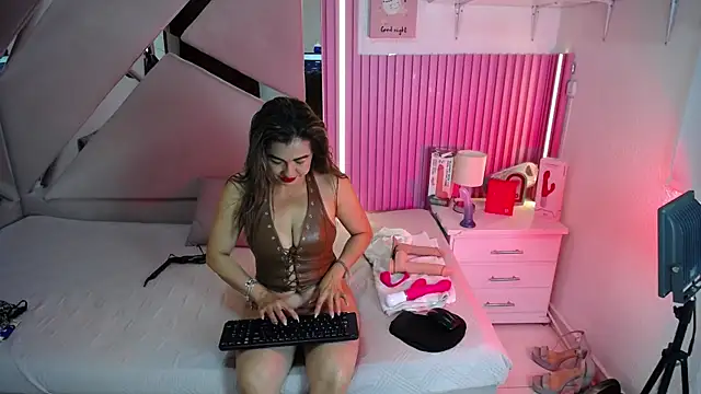 Snapshot of chloe__Jones_ chatting on 13, 7, 2026 chloe Jones online show from 13, 7, 2026
