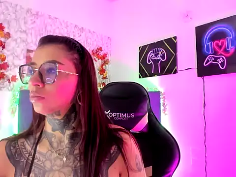 Snapshot of Hecate_Queen chatting on 6, 11, 2025 Hecate Queen online show from 6, 11, 2025