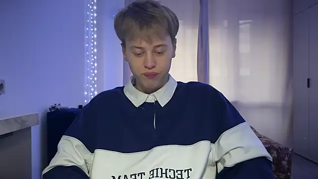 Snapshot of _bee_boy_ chatting on 8, 10, 2025 bee boy online show from 8, 10, 2025