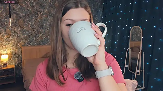 Snapshot of MondoNeko chatting on 5, 12, 2025 MondoNeko online show from 5, 12, 2025