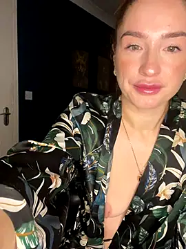 Snapshot of Cherry-L-28 chatting on 28, 11, 2025 Cherry-L-28 online show from 28, 11, 2025
