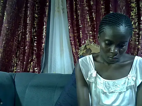 Snapshot of LowkeyLush chatting on 28, 9, 2025 LowkeyLush online show from 28, 9, 2025