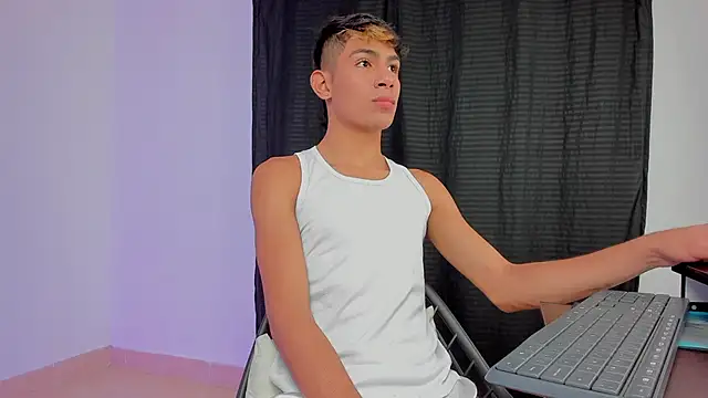 Snapshot of cherub_ chatting on 4, 10, 2025 cherub  online show from 4, 10, 2025