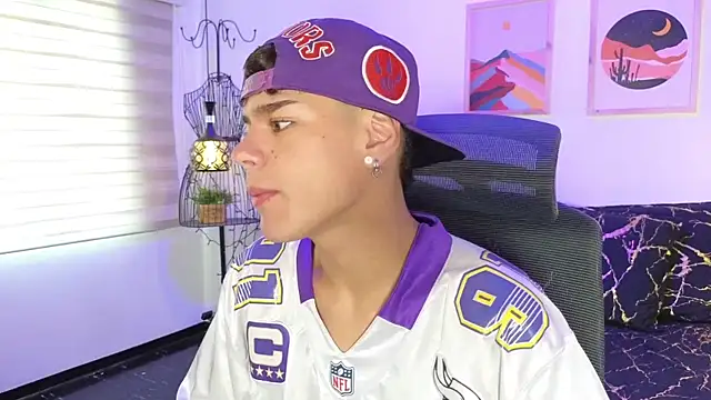 Snapshot of kevienmiet chatting on 4, 10, 2025 kevienmiet online show from 4, 10, 2025