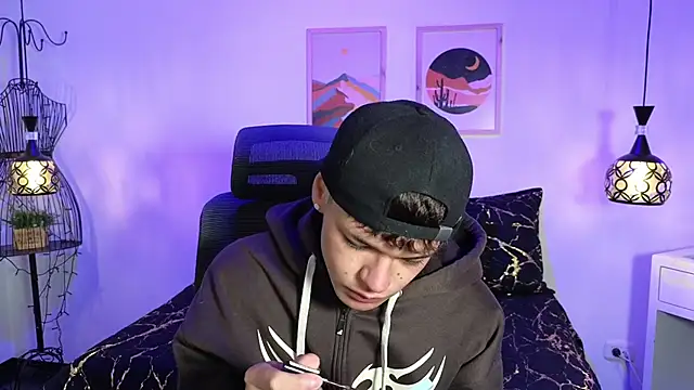 Snapshot of kevienmiet chatting on 8, 10, 2025 kevienmiet online show from 8, 10, 2025