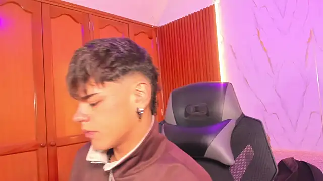 Snapshot of kevienmiet chatting on 20, 10, 2025 kevienmiet online show from 20, 10, 2025