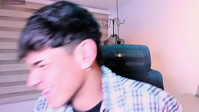 Snapshot of kevienmiet chatting on 8, 11, 2025 kevienmiet online show from 8, 11, 2025