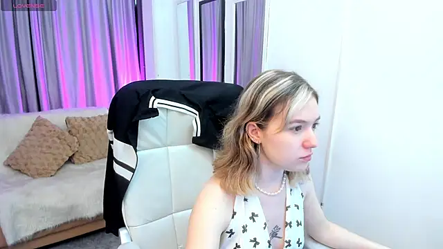 Snapshot of Lucia_Copper chatting on 30, 10, 2025 Lucia Copper online show from 30, 10, 2025