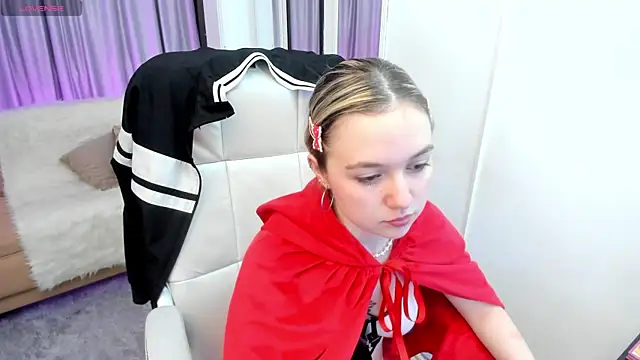 Snapshot of Lucia_Copper chatting on 31, 10, 2025 Lucia Copper online show from 31, 10, 2025