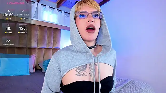 Snapshot of SamyShark chatting on 8, 10, 2025 SamyShark online show from 8, 10, 2025