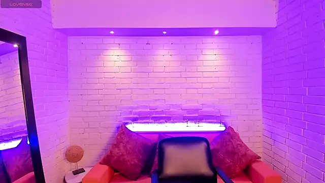 Snapshot of VenusCooper chatting on 4, 11, 2025 VenusCooper online show from 4, 11, 2025