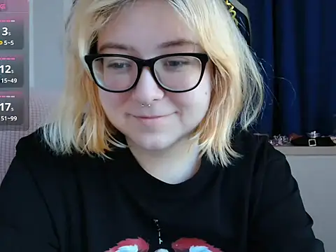 Snapshot of LolaWEI chatting on 12, 10, 2025 LolaWEI online show from 12, 10, 2025