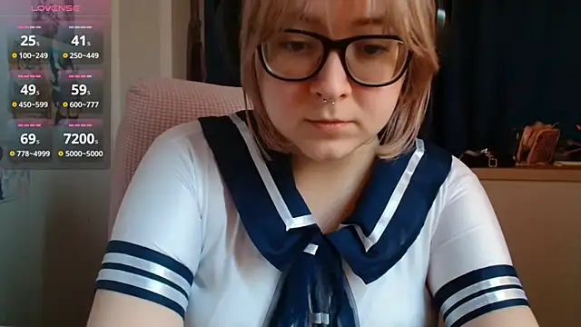 Snapshot of LolaWEI chatting on 15, 10, 2025 LolaWEI online show from 15, 10, 2025