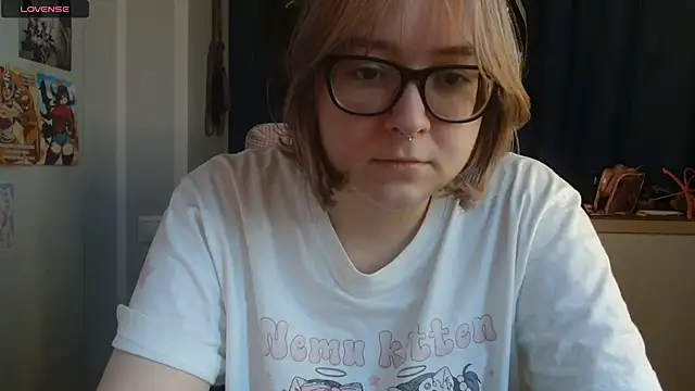 Snapshot of LolaWEI chatting on 20, 10, 2025 LolaWEI online show from 20, 10, 2025