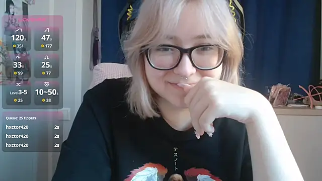 Snapshot of LolaWEI chatting on 22, 10, 2025 LolaWEI online show from 22, 10, 2025