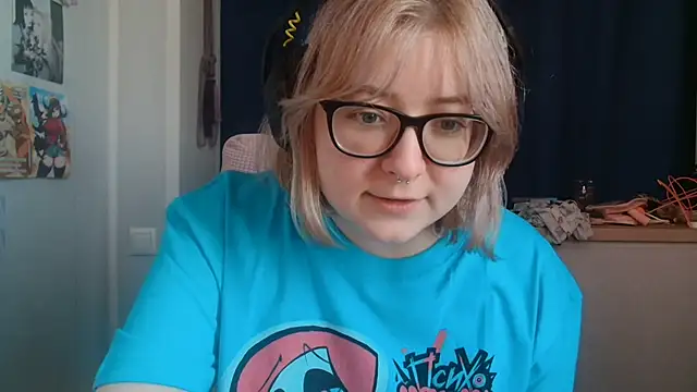 Snapshot of LolaWEI chatting on 27, 10, 2025 LolaWEI online show from 27, 10, 2025