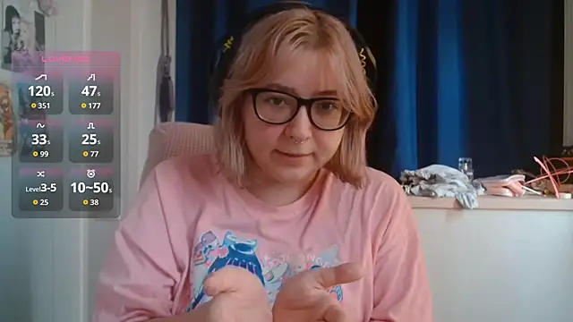 Snapshot of LolaWEI chatting on 29, 10, 2025 LolaWEI online show from 29, 10, 2025