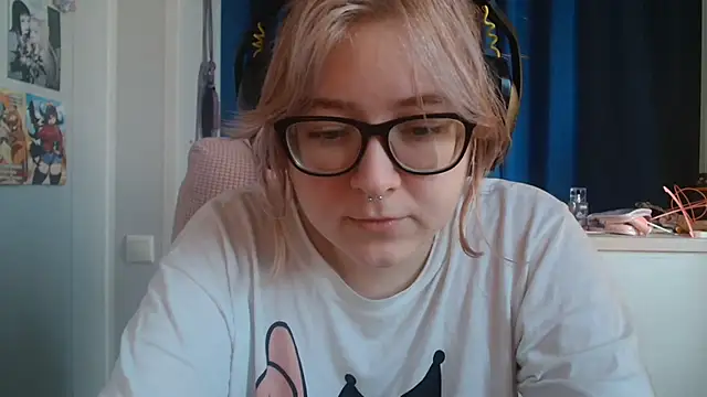 Snapshot of LolaWEI chatting on 30, 10, 2025 LolaWEI online show from 30, 10, 2025