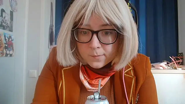 Snapshot of LolaWEI chatting on 31, 10, 2025 LolaWEI online show from 31, 10, 2025