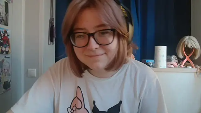 Snapshot of LolaWEI chatting on 11, 11, 2025 LolaWEI online show from 11, 11, 2025