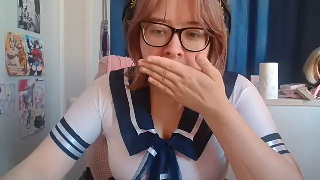 Snapshot of LolaWEI chatting on 16, 11, 2025 LolaWEI online show from 16, 11, 2025