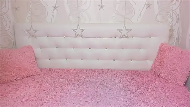 Snapshot of VettaCherry chatting on 4, 10, 2025 VettaCherry online show from 4, 10, 2025