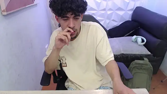 Snapshot of Liil_boy chatting on 11, 10, 2025 Liil boy online show from 11, 10, 2025