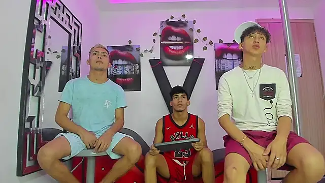 Snapshot of VERY_HOT_GUYS chatting on 1, 10, 2025 VERY HOT GUYS online show from 1, 10, 2025