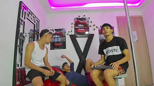 Snapshot of VERY_HOT_GUYS chatting on 2, 10, 2025 VERY HOT GUYS online show from 2, 10, 2025