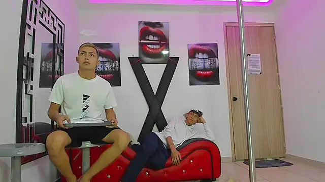 Snapshot of VERY_HOT_GUYS chatting on 3, 10, 2025 VERY HOT GUYS online show from 3, 10, 2025