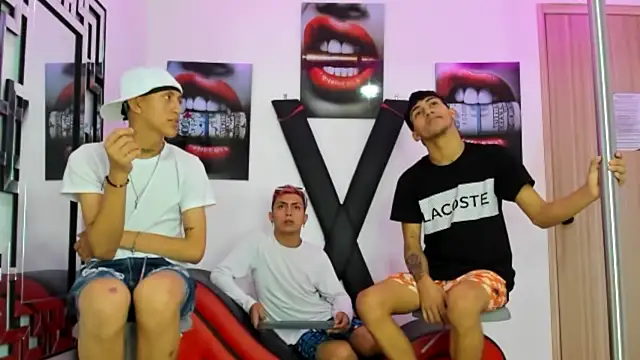 Snapshot of VERY_HOT_GUYS chatting on 22, 10, 2025 VERY HOT GUYS online show from 22, 10, 2025