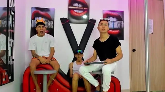 Snapshot of VERY_HOT_GUYS chatting on 31, 10, 2025 VERY HOT GUYS online show from 31, 10, 2025