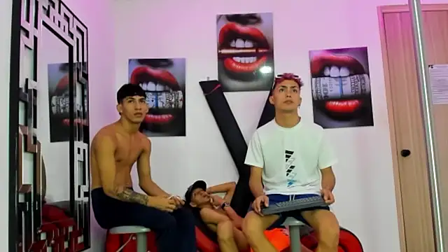 Snapshot of VERY_HOT_GUYS chatting on 1, 11, 2025 VERY HOT GUYS online show from 1, 11, 2025