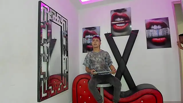 Snapshot of VERY_HOT_GUYS chatting on 8, 11, 2025 VERY HOT GUYS online show from 8, 11, 2025